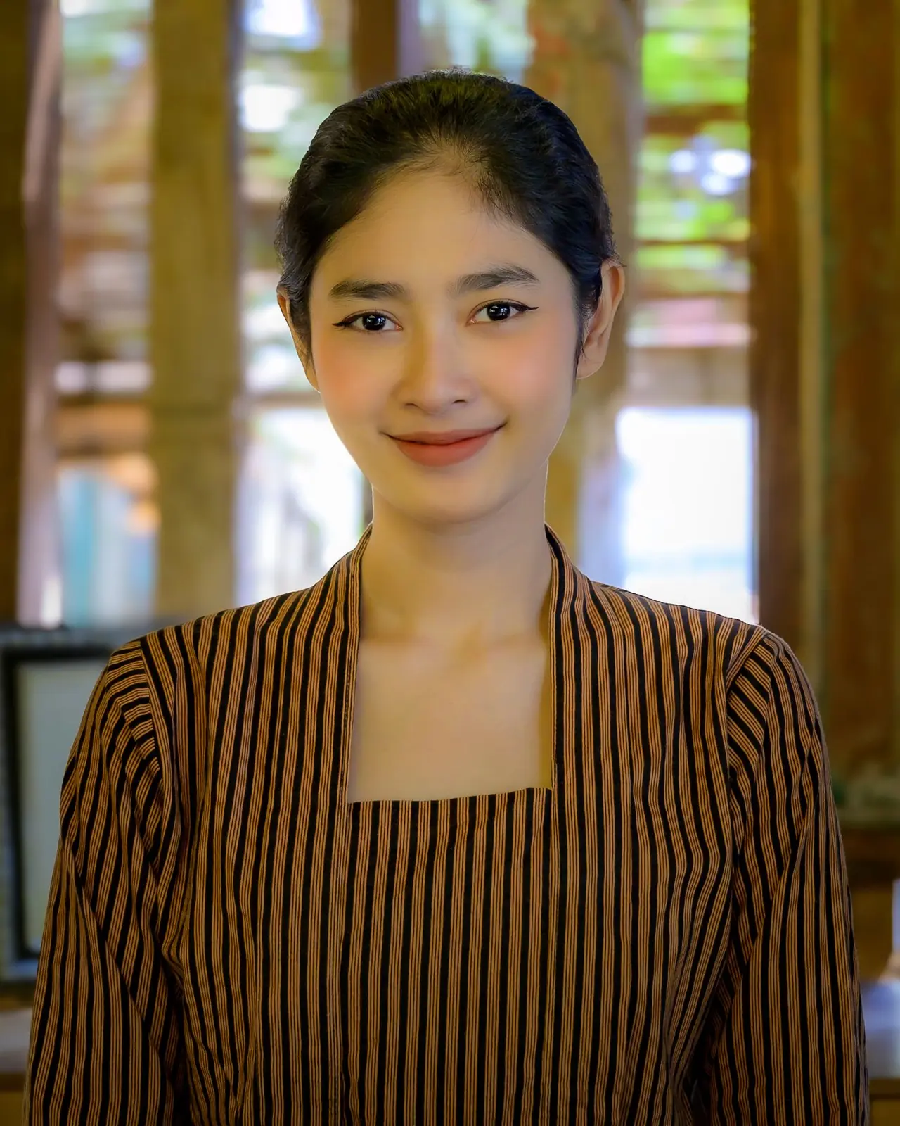 Foto potret yang sama sesudah disunting, warnanya hangat dan hidup